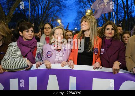 (G-D) la porte-parole du gouvernement et ministre espagnole de la politique territoriale, Isabel Rodriguez, vice-première ministre et ministre espagnole des Affaires économiques, Nadia Calvino, la première dame espagnole, Begona Gomez et la ministre espagnole du Budget, Maria Jesus Montero, tiennent une bannière lors d'une manifestation marquant la Journée internationale de la femme à Madrid. Pour marquer la Journée internationale de la femme, des capitales du monde entier accueillent des marches, des rassemblements et des manifestations, notamment à Madrid, où de larges boulevards bordés d'arbres sont régulièrement remplis d'une mer de pourpre, une couleur souvent associée aux droits des femmes. Banque D'Images