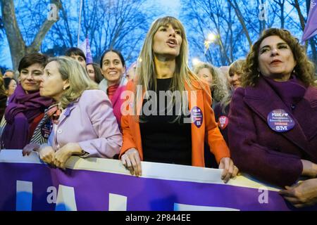 Madrid, Espagne. 08th mars 2023. (G-D) la vice-première ministre et ministre espagnole des Affaires économiques Nadia Calvino, la première dame espagnole, Begona Gomez et la ministre espagnole du Budget, Maria Jesus Montero, ont une bannière lors d'une manifestation marquant la Journée internationale de la femme à Madrid. Pour marquer la Journée internationale de la femme, des capitales du monde entier accueillent des marches, des rassemblements et des manifestations, notamment à Madrid, où de larges boulevards bordés d'arbres sont régulièrement remplis d'une mer de pourpre, une couleur souvent associée aux droits des femmes. Crédit : SOPA Images Limited/Alamy Live News Banque D'Images