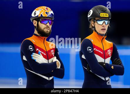SEOUL - Sjinkie Knegt (l) et Jens van 't Wout en action lors d'une formation pour les Championnats du monde de Short Track en Corée du Sud. ANP IRIS VANDEN BROEK Banque D'Images
