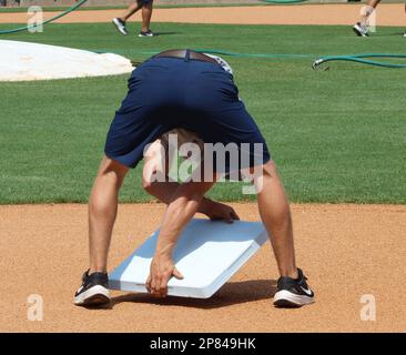 Tampa, États-Unis. 08th mars 2023. Le membre de l'équipe au sol des New York Yankees place la plus grande base sur le terrain avant le match d'entraînement de printemps contre le St. Louis Cardinals au Steinbrenner Field, à Tampa, en Floride, mercredi, à 8 mars 2023. Photo de Mark Abraham/UPI crédit: UPI/Alay Live News Banque D'Images