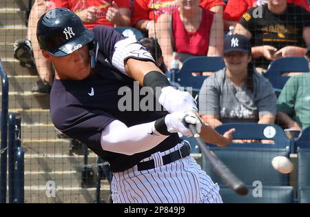 Tampa, États-Unis. 08th mars 2023. New York Yankees Aaron Judge singles dans le premier repas d'un match d'entraînement de printemps contre le St. Louis Cardinals au Steinbrenner Field, à Tampa, en Floride, mercredi, à 8 mars 2023. Photo de Mark Abraham/UPI crédit: UPI/Alay Live News Banque D'Images