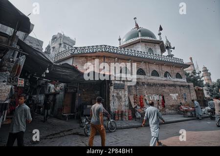 La porte de Delhi est située à l'est de la ville et fait face à Delhi qui était la capitale de l'empire moghol. Il a été le passage principal des rois de Mughal Banque D'Images