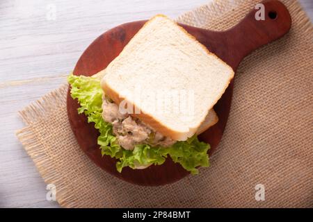 Sandwich au thon. C'est une recette rapide, simple et nutritive, aliments sains, délicieux en-cas très populaire dans de nombreux pays. Banque D'Images