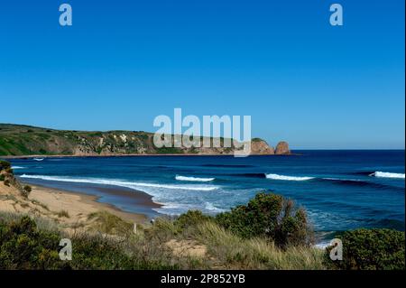 Cape Woolamai, depuis la plage déserte de Phillip Island, à Victoria, en Australie. En été, cette plage serait remplie de vacanciers. Banque D'Images