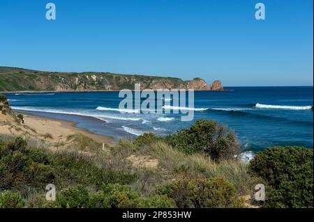Cape Woolamai, depuis la plage déserte de Phillip Island, à Victoria, en Australie. En été, cette plage serait remplie de vacanciers. Banque D'Images