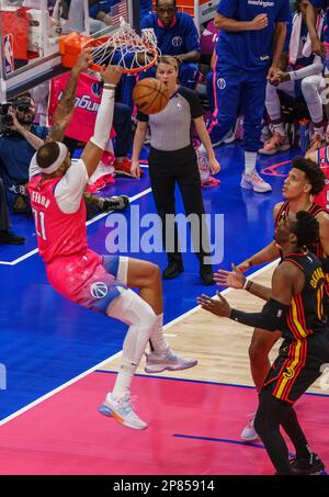 Washington, États-Unis. 08th avril 2023. WASHINGTON, DC - MARS 08: Centre des Wizards de Washington Daniel Gafford (21) dunks pendant un match de NBA entre les Wizards de Washington et les Hawks d'Atlanta, sur 08 mars 2023, à la Capital One Arena, à Washington, DC. (Photo de Tony Quinn/SipaUSA) crédit: SIPA USA/Alay Live News Banque D'Images