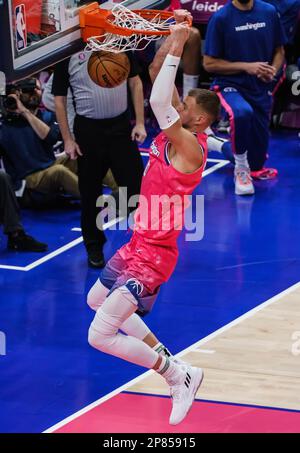 Washington, États-Unis. 08th avril 2023. WASHINGTON, DC - MARS 08: Centre des Wizards de Washington Kristaps Porzingis (6) pour une dunk lors d'un match NBA entre les Wizards de Washington et les Hawks d'Atlanta, sur 08 mars 2023, à la Capital One Arena, à Washington, DC. (Photo de Tony Quinn/SipaUSA) crédit: SIPA USA/Alay Live News Banque D'Images