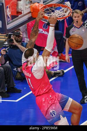 Washington, États-Unis. 08th avril 2023. WASHINGTON, DC - MARS 08: Centre des Wizards de Washington Daniel Gafford (21) dunks pendant un match de NBA entre les Wizards de Washington et les Hawks d'Atlanta, sur 08 mars 2023, à la Capital One Arena, à Washington, DC. (Photo de Tony Quinn/SipaUSA) crédit: SIPA USA/Alay Live News Banque D'Images