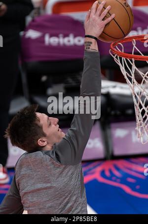 Washington, États-Unis. 08th avril 2023. WASHINGTON, DC - 08 MARS : la garde des faucons d'Atlanta Bogdan Bogdanovic (13) se réchauffe avant un match de la NBA entre les Wizards de Washington et les faucons d'Atlanta, sur 08 mars 2023, à la Capital One Arena, à Washington, DC. (Photo de Tony Quinn/SipaUSA) crédit: SIPA USA/Alay Live News Banque D'Images