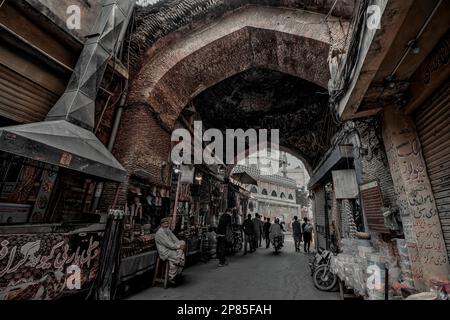 La porte de Delhi est située à l'est de la ville et fait face à Delhi qui était la capitale de l'empire moghol. Il a été le passage principal des rois de Mughal Banque D'Images