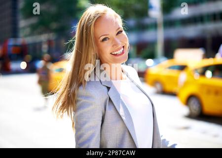 Style urbain. Une photo courte d'une belle femme qui marche dans la ville dans la journée. Banque D'Images