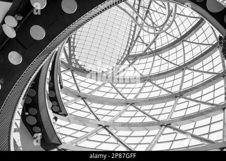 Coupole de verre de la sphère Nur-Alem dans le parc des expositions EXPO 2017. Intérieur futuriste. Toit en verre avec panneaux solaires, étages de sphère moderne ronde Banque D'Images