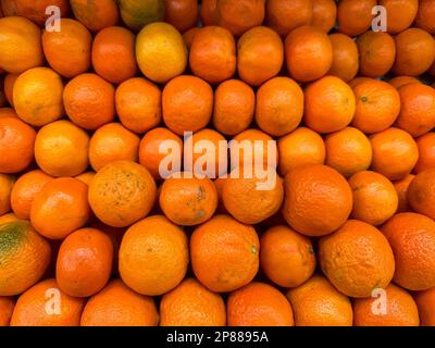 Oranges fraîches sur le marché aux fruits, gros plan. Boîtes pleines d'oranges mûres à vendre sur le marché des agriculteurs. Exposition de fruits biologiques en magasin. Oranges juteuses. Banque D'Images