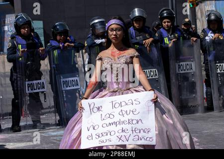 08 mars 2023. Mexico, Mexique : des milliers de femmes mexicaines ont envahi les rues de Mexico dans ce 8 mars. dans le cadre de la lutte pour faire valoir leurs droits et exiger la fin de la violence sexuelle qu'ils affrontent chaque jour. Ils exigent la fin des féminicides et une vie exempte de violence à tous points de vue. Sur 8 mars 2023 à Mexico, Mexique. (Credit image: © Alex Dalton/eyepix via ZUMA Press Wire) USAGE ÉDITORIAL SEULEMENT! Non destiné À un usage commercial ! Banque D'Images