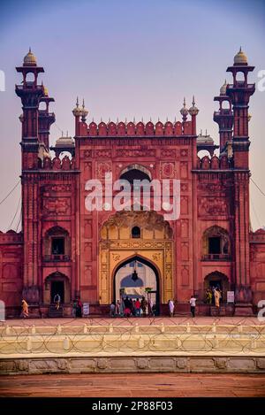 Une grande porte d'entrée et une mosquée sont placées au-dessus de la base, qui s'élève lors d'un vol en 22 étapes à l'entrée principale de la mosquée. La porte elle-même conta Banque D'Images