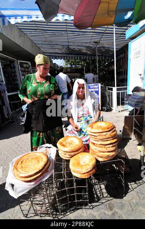 OBI pain non-un traditionnel ouzbek / tadjik vendu sur le marché de Boukhara, Ouzbékistan. Banque D'Images