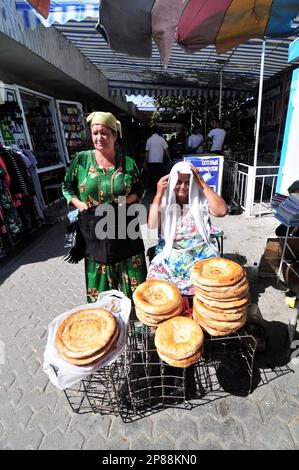 OBI pain non-un traditionnel ouzbek / tadjik vendu sur le marché de Boukhara, Ouzbékistan. Banque D'Images