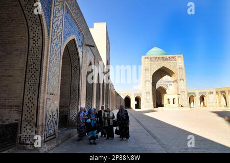 Femmes ouzbèkes visitant la mosquée de Kalan dans la vieille ville de Boukhara, Ouzbékistan. Banque D'Images