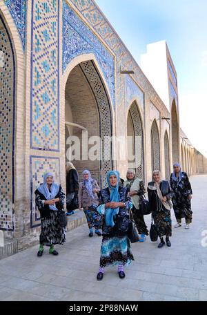 Femmes ouzbèkes visitant la mosquée de Kalan dans la vieille ville de Boukhara, Ouzbékistan. Banque D'Images