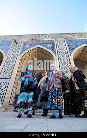 Femmes ouzbèkes visitant la mosquée de Kalan dans la vieille ville de Boukhara, Ouzbékistan. Banque D'Images