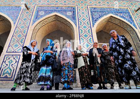 Femmes ouzbèkes visitant la mosquée de Kalan dans la vieille ville de Boukhara, Ouzbékistan. Banque D'Images