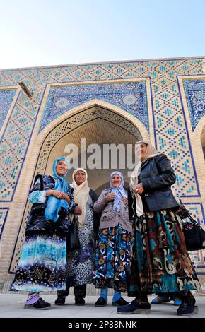 Femmes ouzbèkes visitant la mosquée de Kalan dans la vieille ville de Boukhara, Ouzbékistan. Banque D'Images