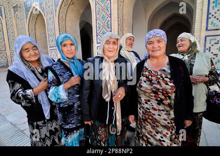 Femmes ouzbèkes visitant la mosquée de Kalan dans la vieille ville de Boukhara, Ouzbékistan. Banque D'Images