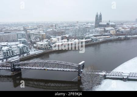 Magdebourg, Allemagne. 09th mars 2023. Les chutes de neige de nuit ont transformé la capitale de l'État en un pays merveilleux d'hiver. Selon les météorologistes, on s'attend à ce que de la neige et de la pluie se trouvent dans de grandes parties de Saxe-Anhalt pendant la journée. (Tourné avec un drone) Credit: Stephan Schulz/dpa/Alamy Live News Banque D'Images