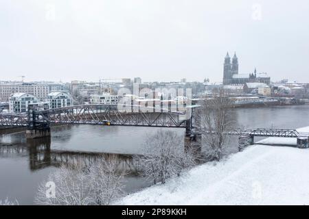 Magdebourg, Allemagne. 09th mars 2023. Les chutes de neige de nuit ont transformé la capitale de l'État en un pays merveilleux d'hiver. Selon les météorologistes, on s'attend à ce que de la neige et de la pluie se trouvent dans de grandes parties de Saxe-Anhalt pendant la journée. (Tourné avec un drone) Credit: Stephan Schulz/dpa/Alamy Live News Banque D'Images