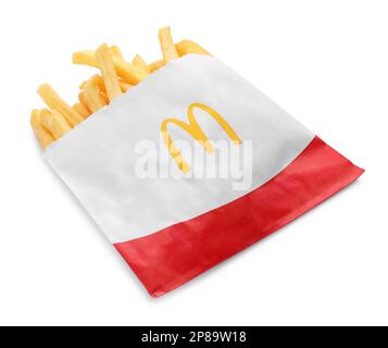 MYKOLAIV, UKRAINE - 11 AOÛT 2021 : petite portion de frites McDonald's isolées sur du blanc Banque D'Images
