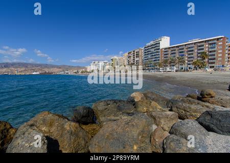 Almería, Espagne. Vue sur le front de mer, vers l'ouest, en direction du port. Banque D'Images