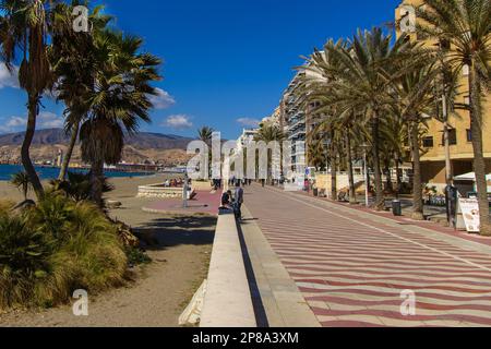 Almería, Espagne. Vue sur la promenade du Paseo Maritimo Carmen de Burgos en direction de l'ouest vers le port. Banque D'Images