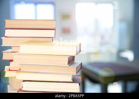 Piles de livres à l'intérieur, espace pour le texte. Effet bokeh Banque D'Images