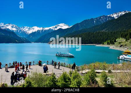 Le magnifique paysage du lac Tianchi dans les montagnes Tianshan, Xinjiang, avec des montagnes enneigées au loin, et le vaste et vert lac Tianhu Banque D'Images
