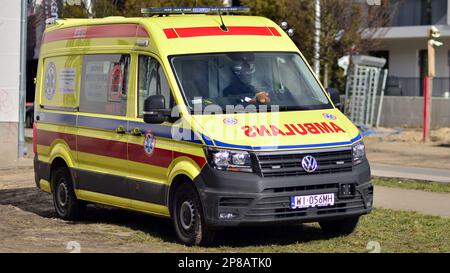 Varsovie, Pologne. 8 mars 2023. Ambulance Volkswagen transporter dans la rue de la ville. Banque D'Images