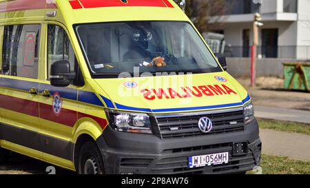 Varsovie, Pologne. 8 mars 2023. Ambulance Volkswagen transporter dans la rue de la ville. Banque D'Images