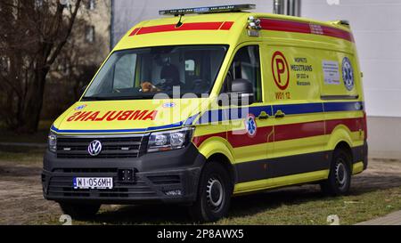 Varsovie, Pologne. 8 mars 2023. Ambulance Volkswagen transporter dans la rue de la ville. Banque D'Images