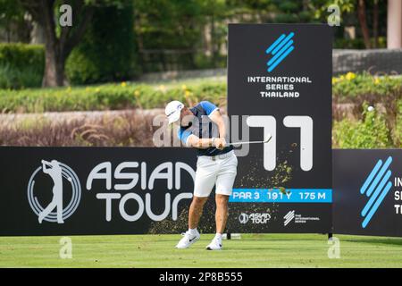 Hua Hin, Thaïlande. 09th mars 2023. Miguel Tabuena des PHILIPPINES débarque au trou 11 pendant la ronde 1st de la série internationale de Thaïlande au Black Mountain Golf Club à Hua Hin, THAÏLANDE. Tabuena ferrait avec un huit-moins de 64 pour prendre le pavillon en tête sur 8-sous la section. Crédit : Jason Butler/Alay Live News. Banque D'Images