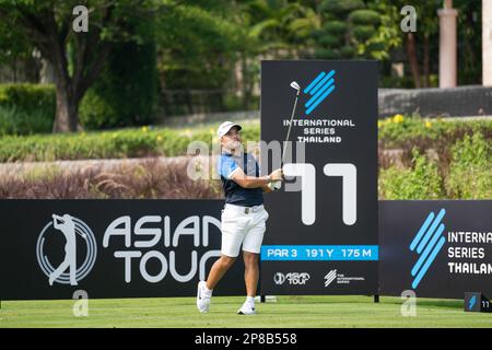 Hua Hin, Thaïlande. 09th mars 2023. Miguel Tabuena des PHILIPPINES débarque au trou 11 pendant la ronde 1st de la série internationale de Thaïlande au Black Mountain Golf Club à Hua Hin, THAÏLANDE. Tabuena ferrait avec un huit-moins de 64 pour prendre le pavillon en tête sur 8-sous la section. Crédit : Jason Butler/Alay Live News. Banque D'Images