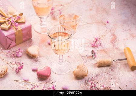 Vin mousseux rose, macarons français et boîte de chocolats pour la Saint-Valentin, le jour de la mère ou l'anniversaire Banque D'Images