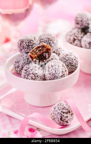 Boules de protéines énergétiques à ingrédients sains, faites avec des dattes, du beurre d'arachide, des graines de lin et de chia, de l'avoine, des amandes et des gouttes de chocolat Banque D'Images