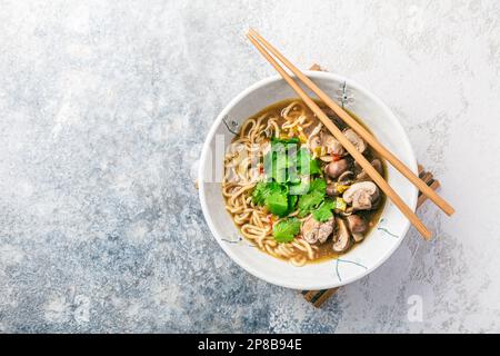 Soupe asiatique de nouilles miso ramen aux champignons, aux oignons et à la coriandre Banque D'Images