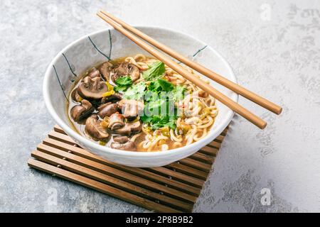 Soupe asiatique de nouilles miso ramen aux champignons, aux oignons et à la coriandre Banque D'Images