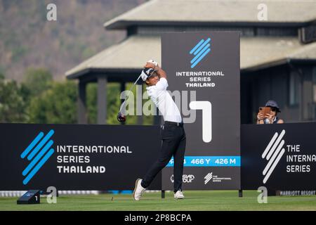 Hua Hin, Thaïlande. 09th mars 2023. Taichi Kho, de HONG KONG, est au trou 1 lors de la ronde 1st de la série internationale Thaïlande au Black Mountain Golf Club à Hua Hin, THAÏLANDE. Kho fermera avec un six-moins de 66 pour prendre la deuxième place commune dans le pavillon de plomb sur 6-sous le par. Crédit : Jason Butler/Alay Live News. Banque D'Images