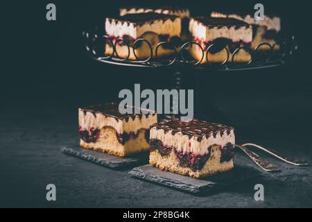 Gâteau allemand Donauwelle (Danube Waves) - gâteau éponge à la vanille et au chocolat avec cerises aigres, crème au beurre à la vanille et glaçage au chocolat Banque D'Images