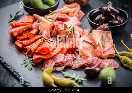 Carte de charcuterie avec jambon prosciutto, salami, olives et tapas Banque D'Images