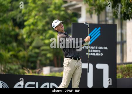 Hua Hin, Thaïlande. 09th mars 2023. Turk Pettit des Etats-Unis débarque au trou 11 pendant la ronde 1st de la série internationale de Thaïlande au Black Mountain Golf Club à Hua Hin, THAÏLANDE. Pettit fermera avec un six-moins de 66 pour prendre la deuxième place commune dans le pavillon plomb sur 6-sous le par. Crédit : Jason Butler/Alay Live News. Banque D'Images