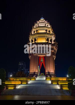 Le Monument de l'indépendance dans le centre de Phnom Penh, Cambodge vu la nuit. Banque D'Images