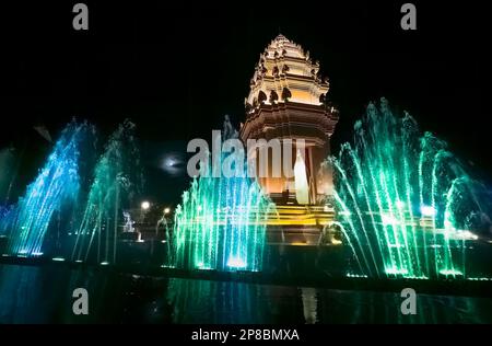 Le Monument de l'indépendance dans le centre de Phnom Penh, Cambodge vu la nuit. Banque D'Images