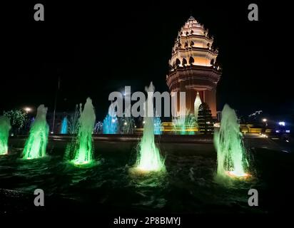 Le Monument de l'indépendance dans le centre de Phnom Penh, Cambodge vu la nuit. Banque D'Images